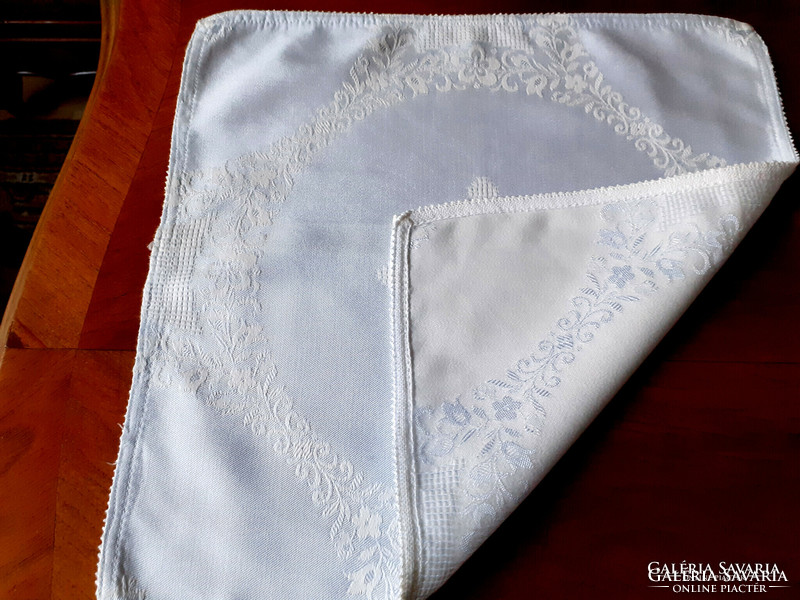 6 silk damask tablecloths, napkins. 33X33 cm.