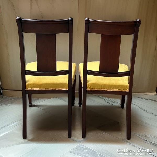 Klasszikus antik stílusú párnázott keményfa szék