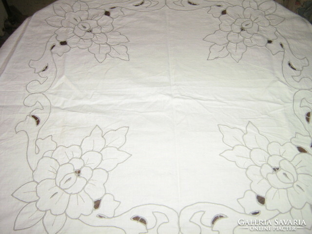 Beautiful off-white rose sewn embroidery tablecloth