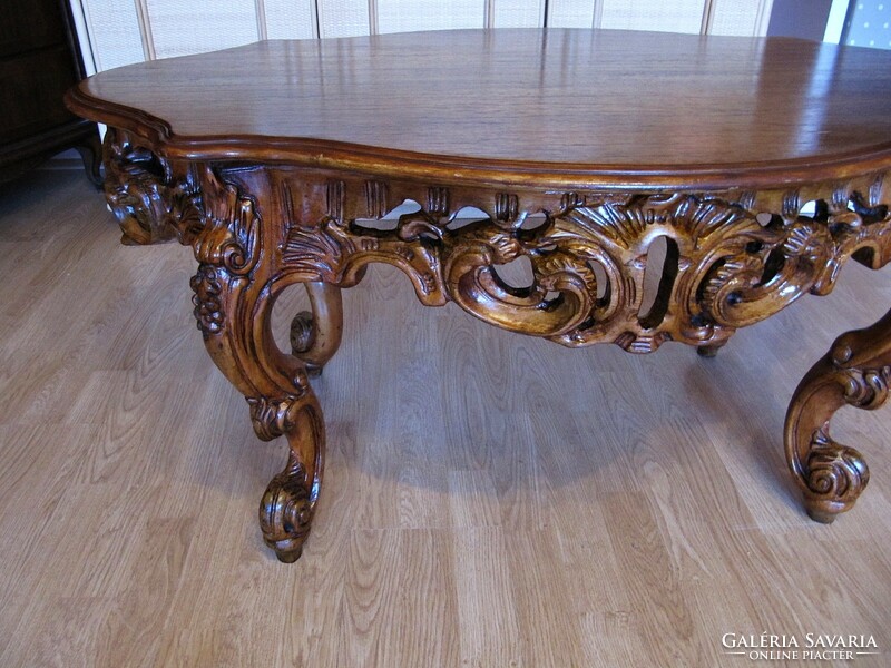 Dúsan faragott barokk stílusú asztal