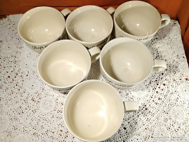 Porcelán krémleveses csészék.