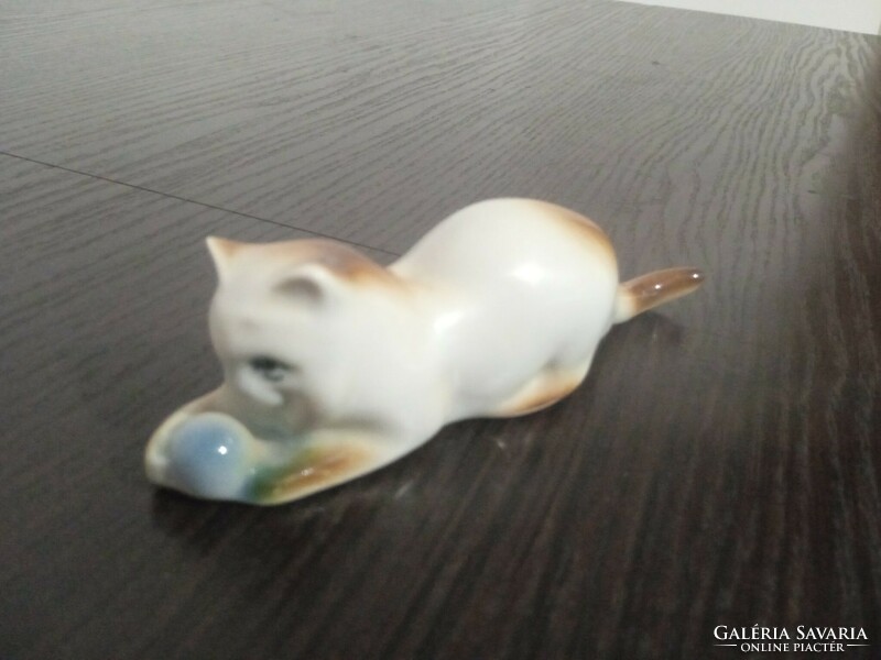 Zsolnay kèk labdás cica