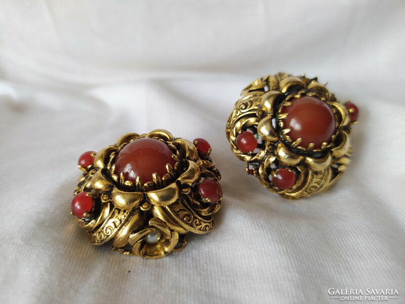 Beautiful and detailed vintage ear clip