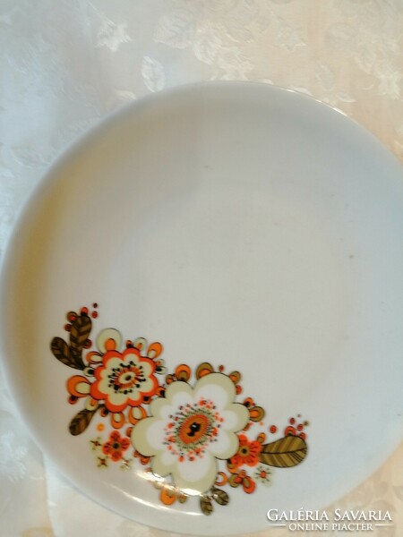 Plate with curved pattern 17 cm
