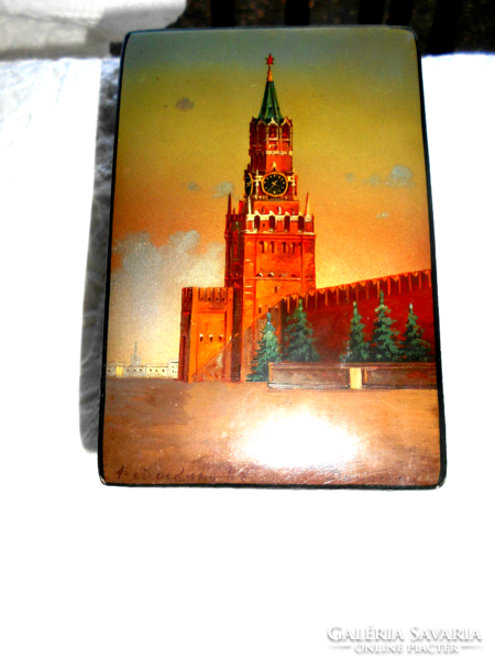 Signed Russian lacquer box, with a view of the Moscow Kremlin (Spasskaya Tower) - hand painted. A rare piece