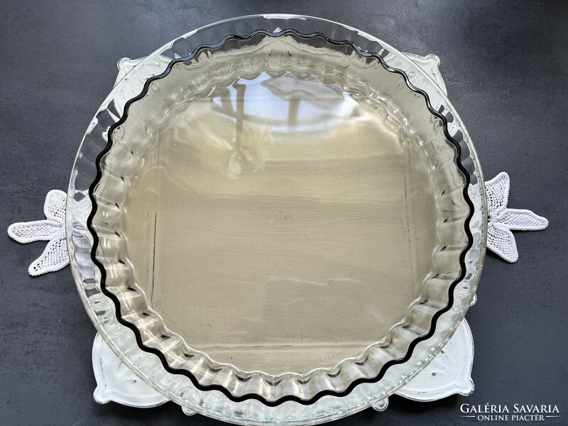 Pyrex heat-resistant glass pie plate, baking dish, cake plate in wonderful, new condition