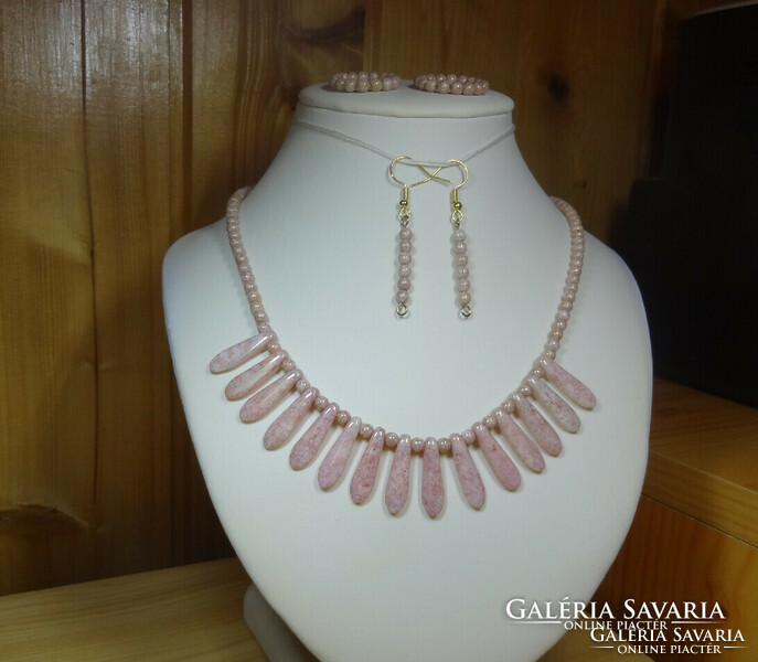Beautiful mauve jewelry set. Necklace, earrings and 2 rings 8-9