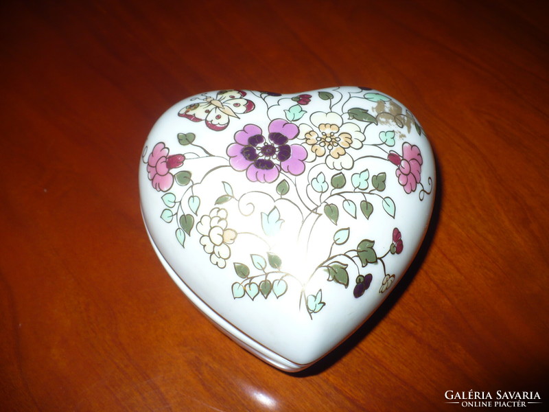Zsolnay szív alakú bonbonier pillangós mintával