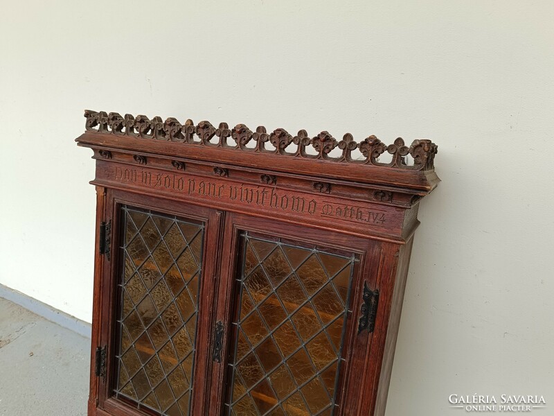 Antik reneszánsz jellegű tölgyfa bútor fali vitrin ólomüveg ablak ajtókkal latin felirattal 233 8426