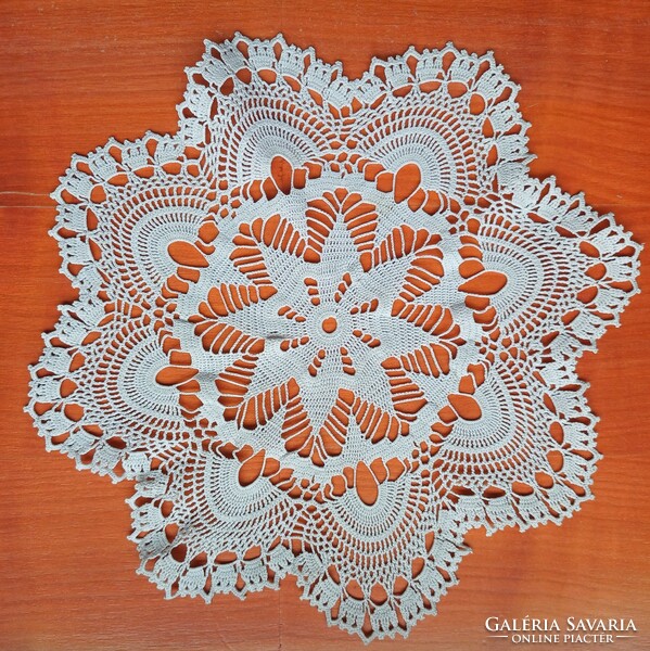 Small-sized round crochet tablecloth, particularly beautiful workmanship