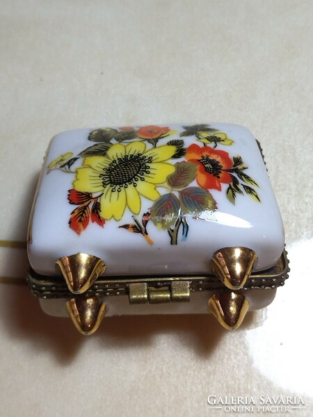 Beautiful flower baroque style porcelain reticle jewelry holder
