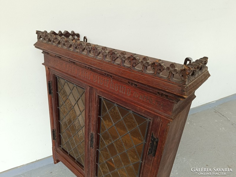 Antik reneszánsz jellegű tölgyfa bútor fali vitrin ólomüveg ablak ajtókkal latin felirattal 233 8426