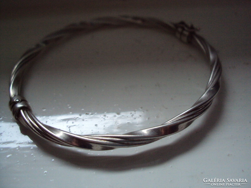 Silver bracelet, openable, with safety lock