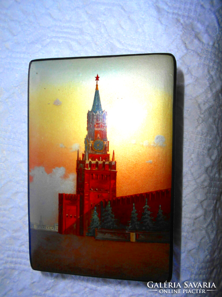 Szignált Orosz lakkdoboz, a moszkvai Kreml (Szpasszkaja-torony) látképével-kézi fesr. ritka darab