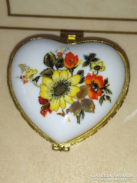 Gyönyörű virág mintás szív alakú porcelán ékszertartó Szelence
