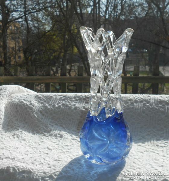 Kék-színű aljjal különleges áttört felső résszel üveg váza 18 cm