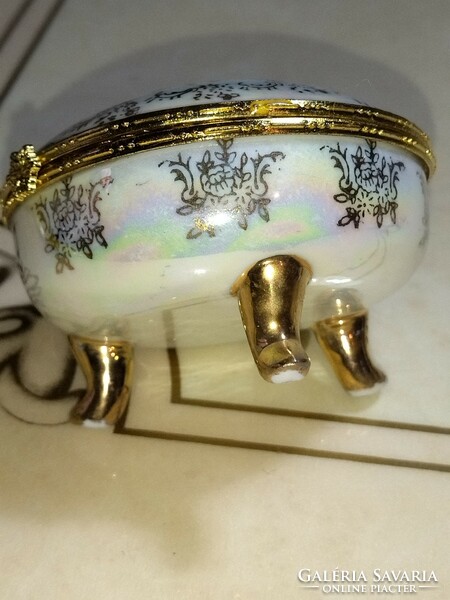 Beautiful flower-patterned mother-of-pearl porcelain jewelry box