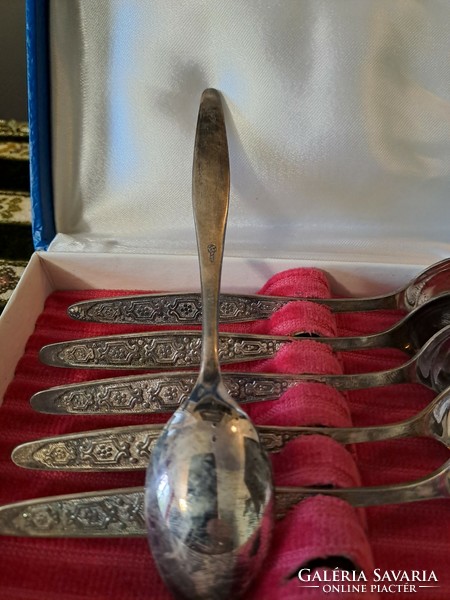 Set of 6 silver-plated spoons.