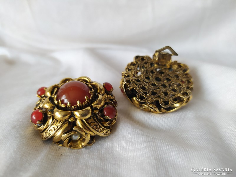 Beautiful and detailed vintage ear clip