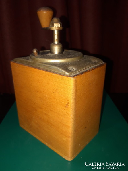 Pe de dienes - old German coffee grinder