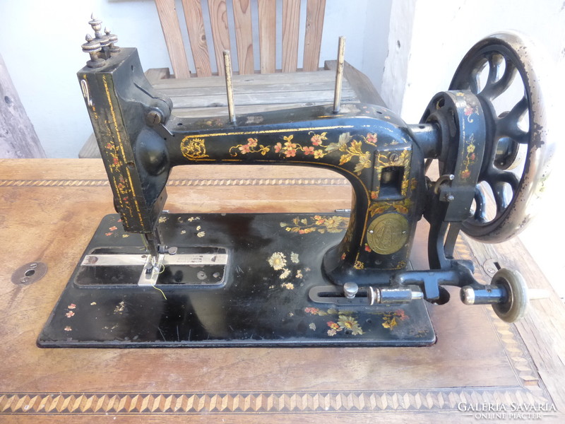 Exclusive singer sewing machine from 1906 - with rare inlay
