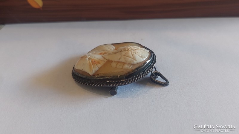 Kàmea, kàmeo, cameo brooch or pendant