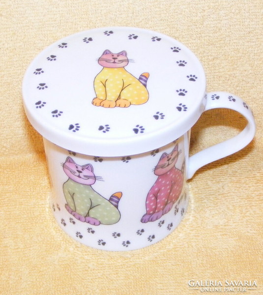 Porcelain mug with cat lid