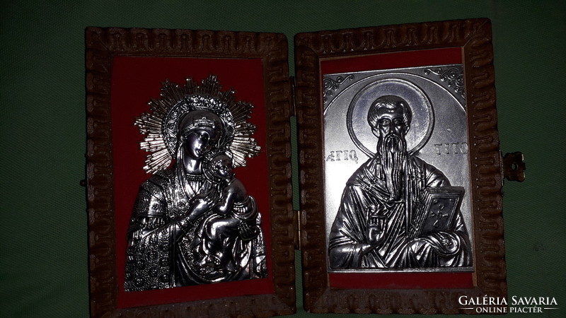 Antik GYÖNYÖRŰ HÁZI OLTÁR fém lemez domborműves ikonokkal csatos faragott fadobozban a képek szerint