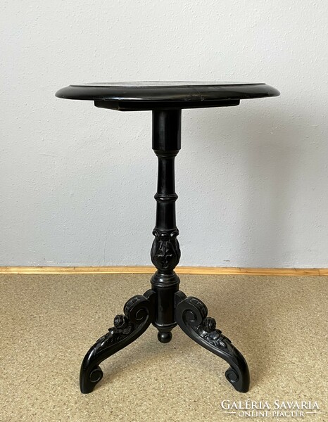 Antique carved 1-legged black painted round graceful salon table