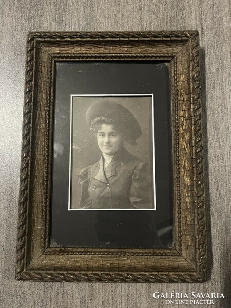 Antique picture frame with picture!