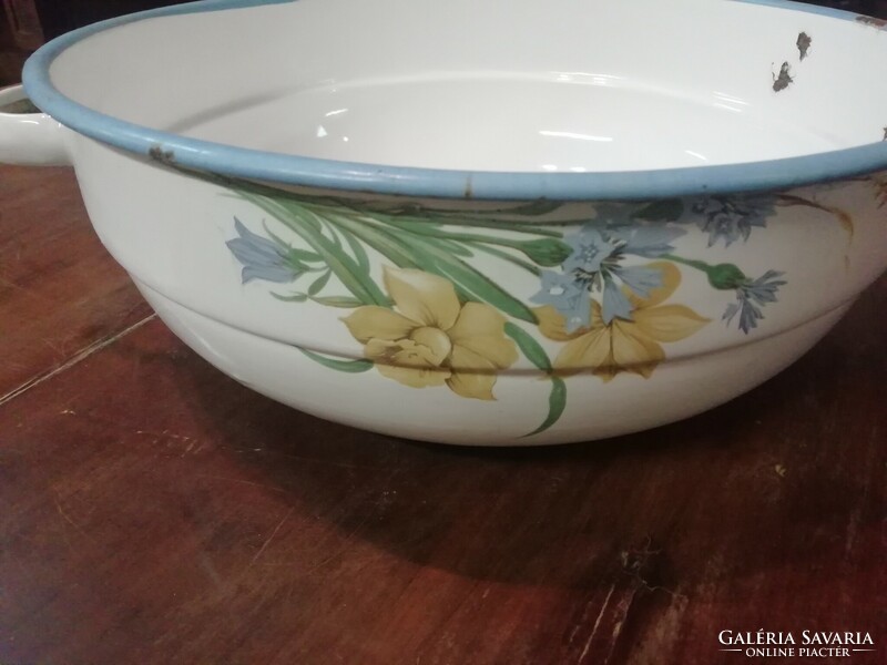 Old enameled flower pattern bowl