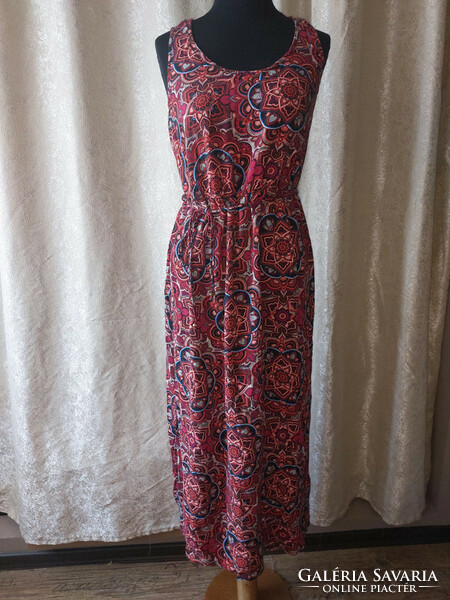 George sleeveless patterned maxi dress with slits on both sides. L-shaped. Chest: 50-54cm, elastic waist 36-56cm.