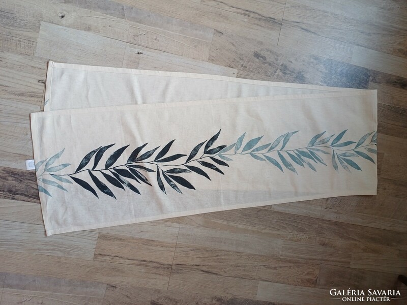 Asta runner with leaf garland, tablecloth