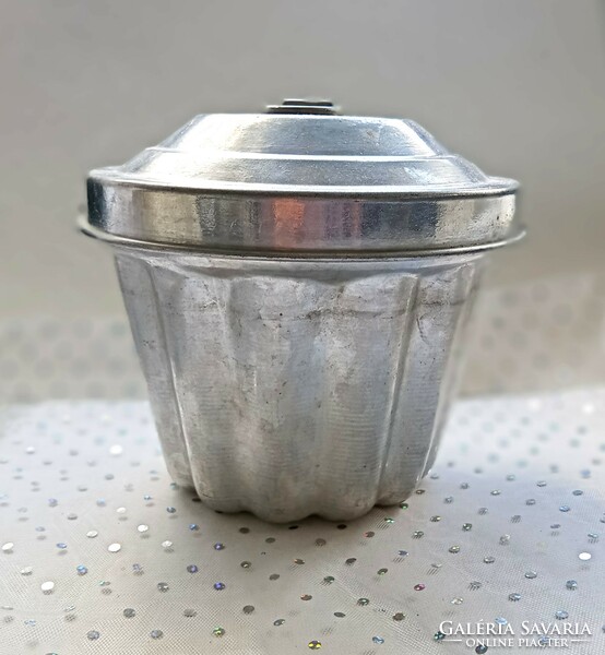 Old metal pudding mold 17x14cm