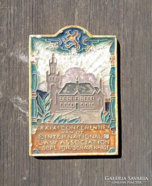 Wall tile of the 29th Conference of the International Law Association in 1914, designed by Leon senf