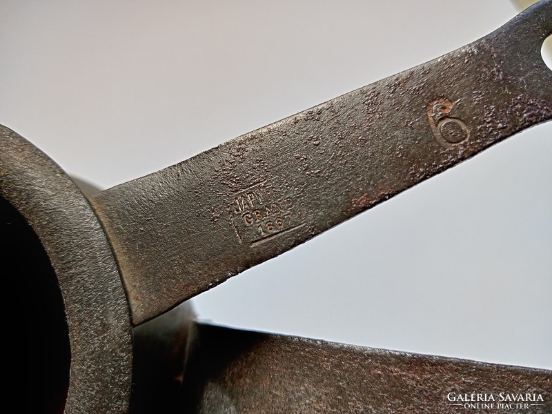 Antik jelzett 1867-es vas lábon álló öntőtégely 17x13cm (7x8cm)
