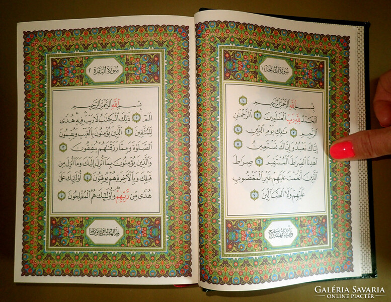 2 db Korán arab szentkönyv szent könyv arany színű díszes borítóval iszlám vallás