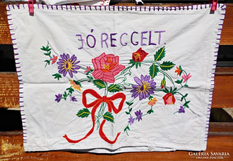 Hand-embroidered floral pillowcase with good morning inscription