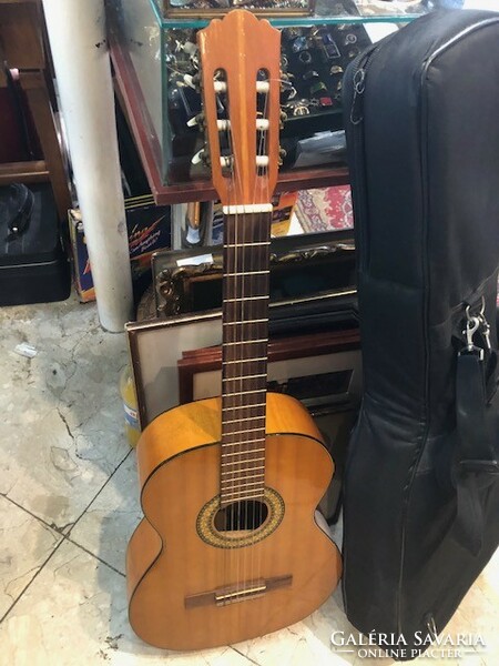 Musima classical guitar with case, in mint condition, acoustic