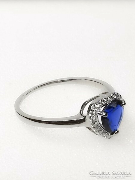 White gold ring with sapphire and diamond stones