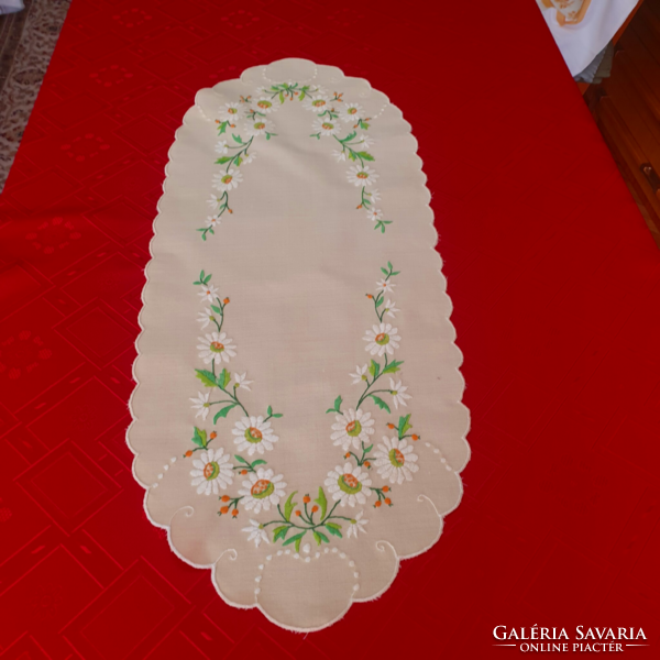 Daisy pattern hand embroidered runner