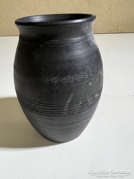 Karcagi kerámia váza, jelzett, 14 x 15 cm-es nagyságú. 4802