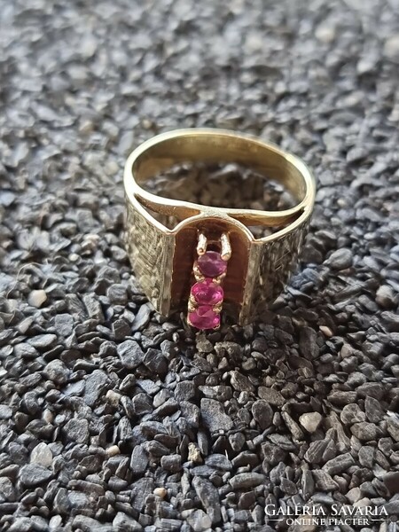 Gyönyörű arany gyűrű