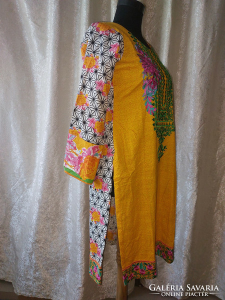 M-es hímzett pamut arab ruha. Mell:50cm, derék:46cm.