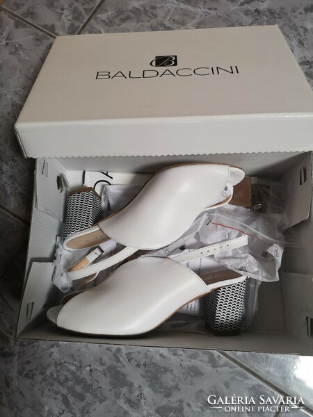 Baldaccini márkájú, különleges új fehér bőr szandál