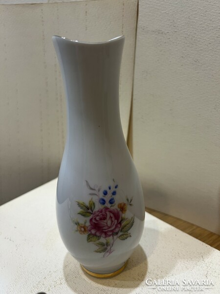 Hollóházi porcelán váza, 18 cm-es magasságú. 4601