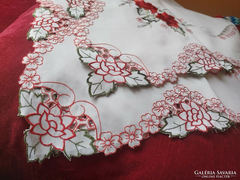 85 X 88 cm machine-embroidered tablecloth, richly decorated