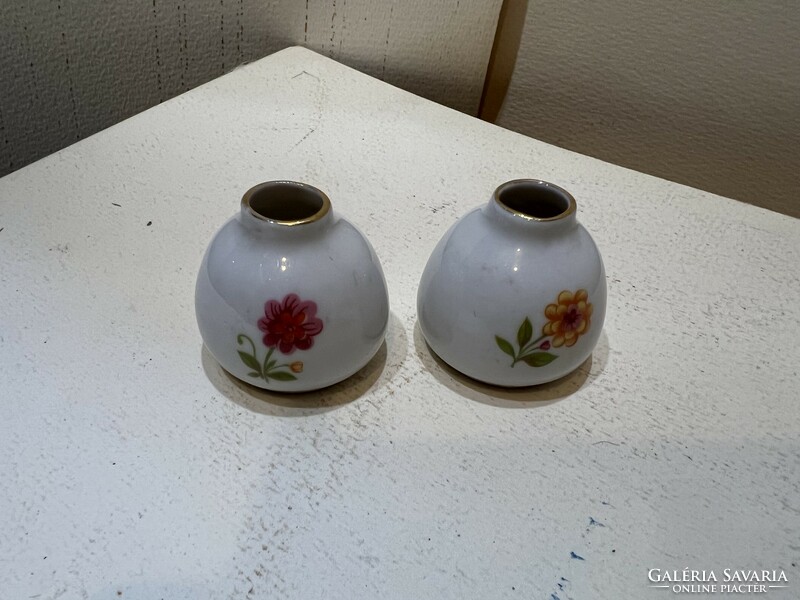 Hollóházi porcelán mini váza, piros virágokkal, magassága 3,5 cm.4591