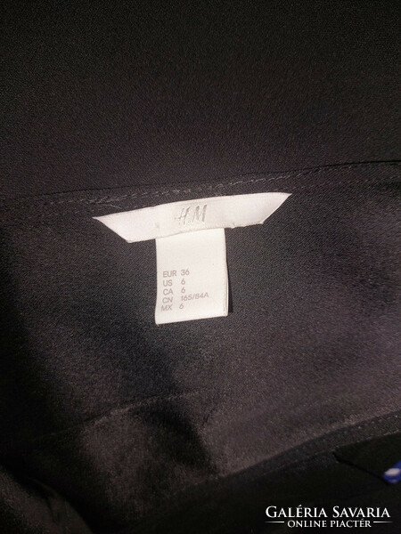 H&M S-es hátán V kivágással fekete maxi ruha.