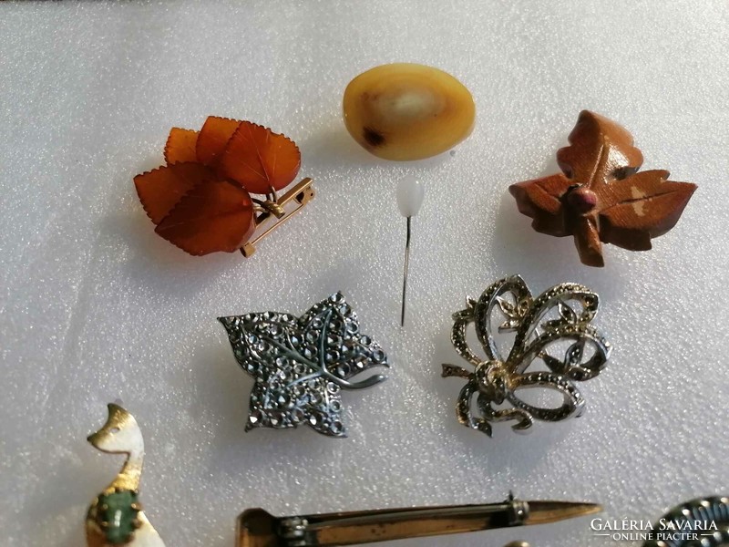 12 brooches with flawless mixed material composition + 2 bracelets as a gift!
